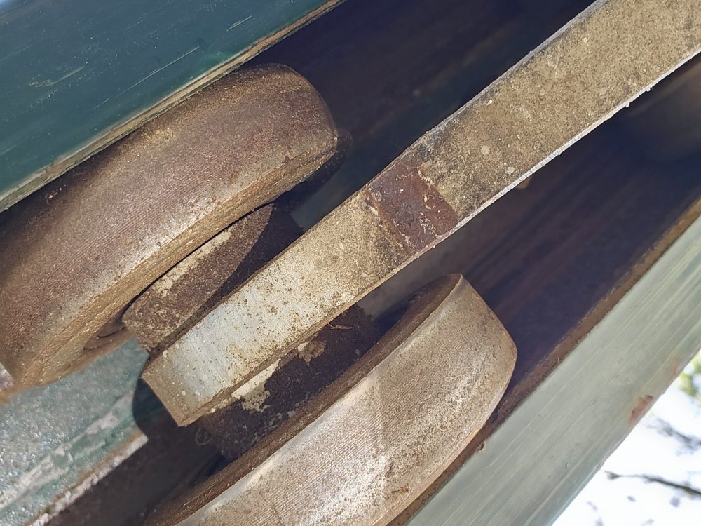 Rodillos gastados de una puerta corredera